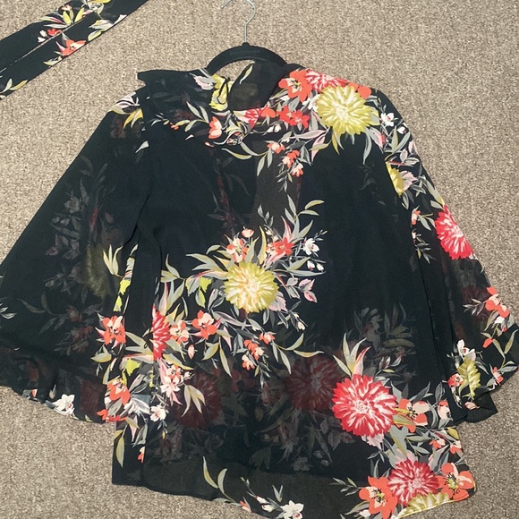 Elle open from black floral blouse with tie - Picture 6 of 6